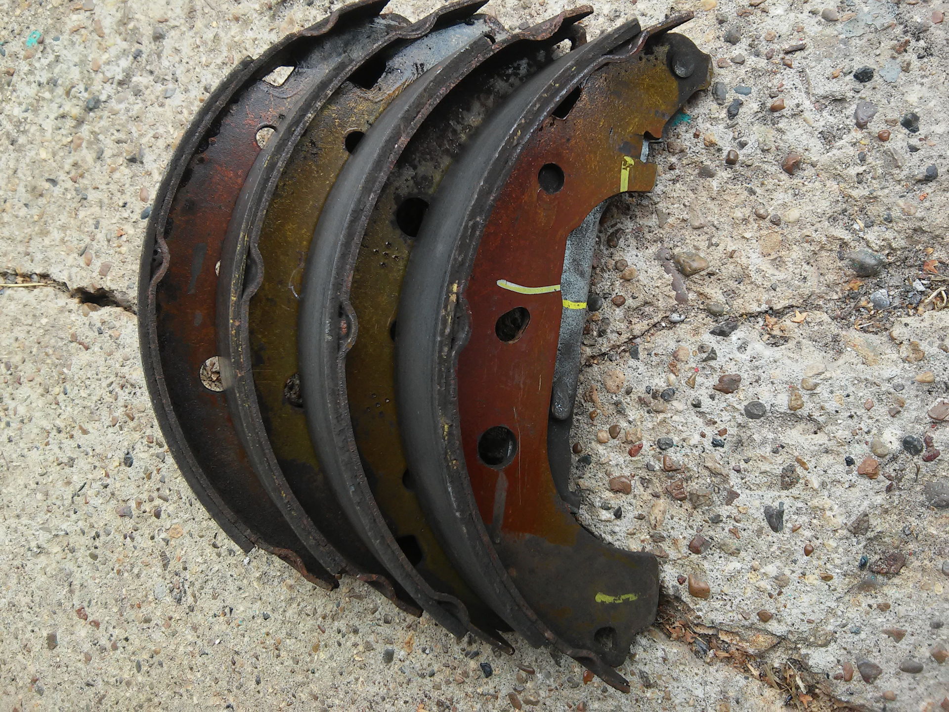 Замена задних (барабанных) колодок. — Ford Focus II Sedan, 1,8 л, 2008 ...