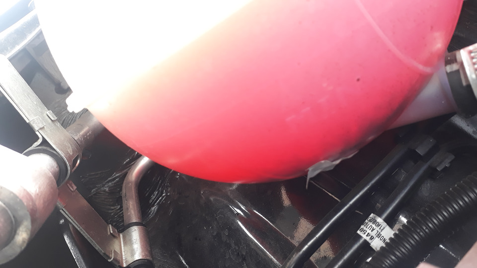 Черный осадок в расширительном бачке — Lada Vesta, 1,6 л, 2018 года ...