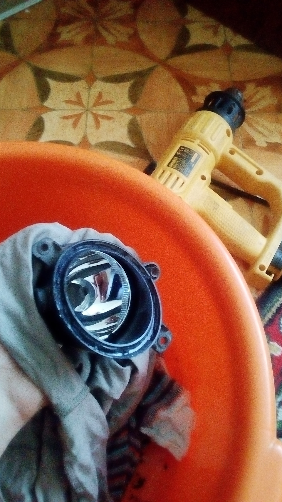 Замена стекла противотуманки — Lada Гранта, 1,6 л, 2013 года | своими ...