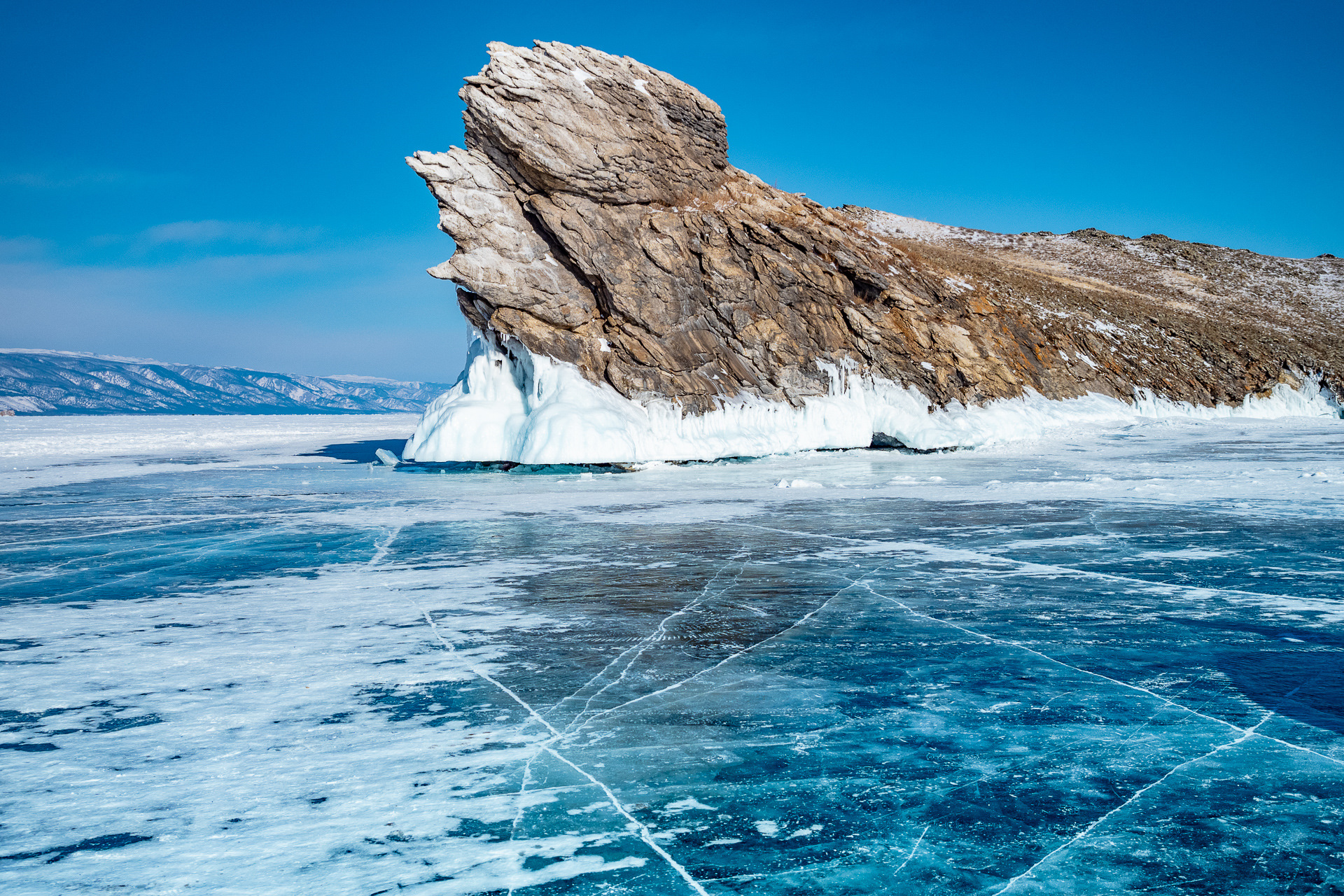 Полуостров Святой нос на Байкале зимой