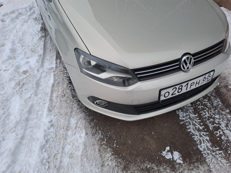 Замена расплавленной фишки фары - Volkswagen Polo Sedan, 1,6 л, 2013 года своими