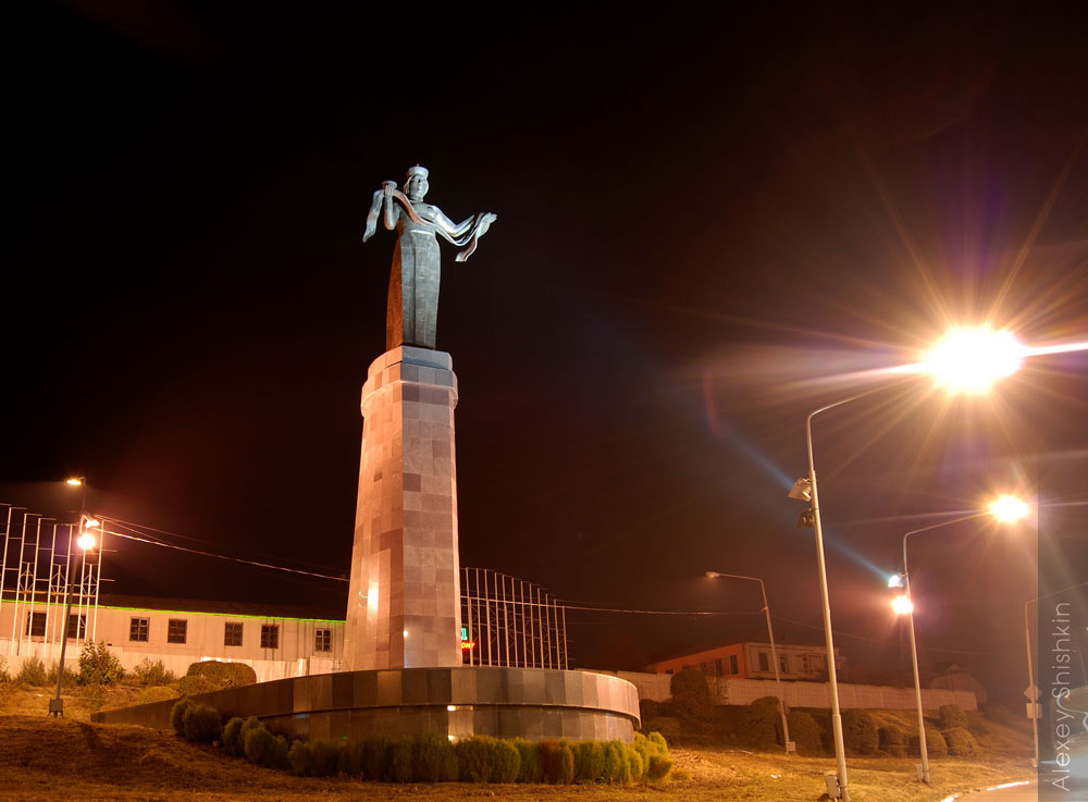 Свежие объявления улан удэ. Ночной Улан-Удэ. Мать Бурятия города Улан-Удэ. Ночной город Улан Удэ. Гостеприимная Бурятия Улан-Удэ ночью.