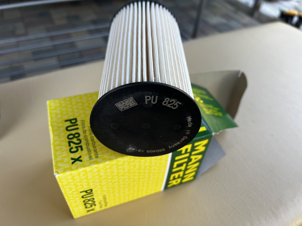 MANN PU 825 x — Volkswagen Passat Variant (B6). Запчасти на фото: PU825X