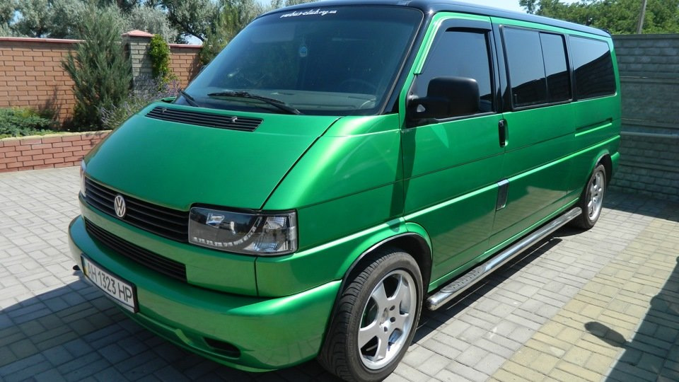Какой т4 лучше. Volkswagen Transporter t4 зеленый. Фольксваген т4 2 цвета. Фольксваген т4 1991. Фольксваген транспортёр т4 зеленый.