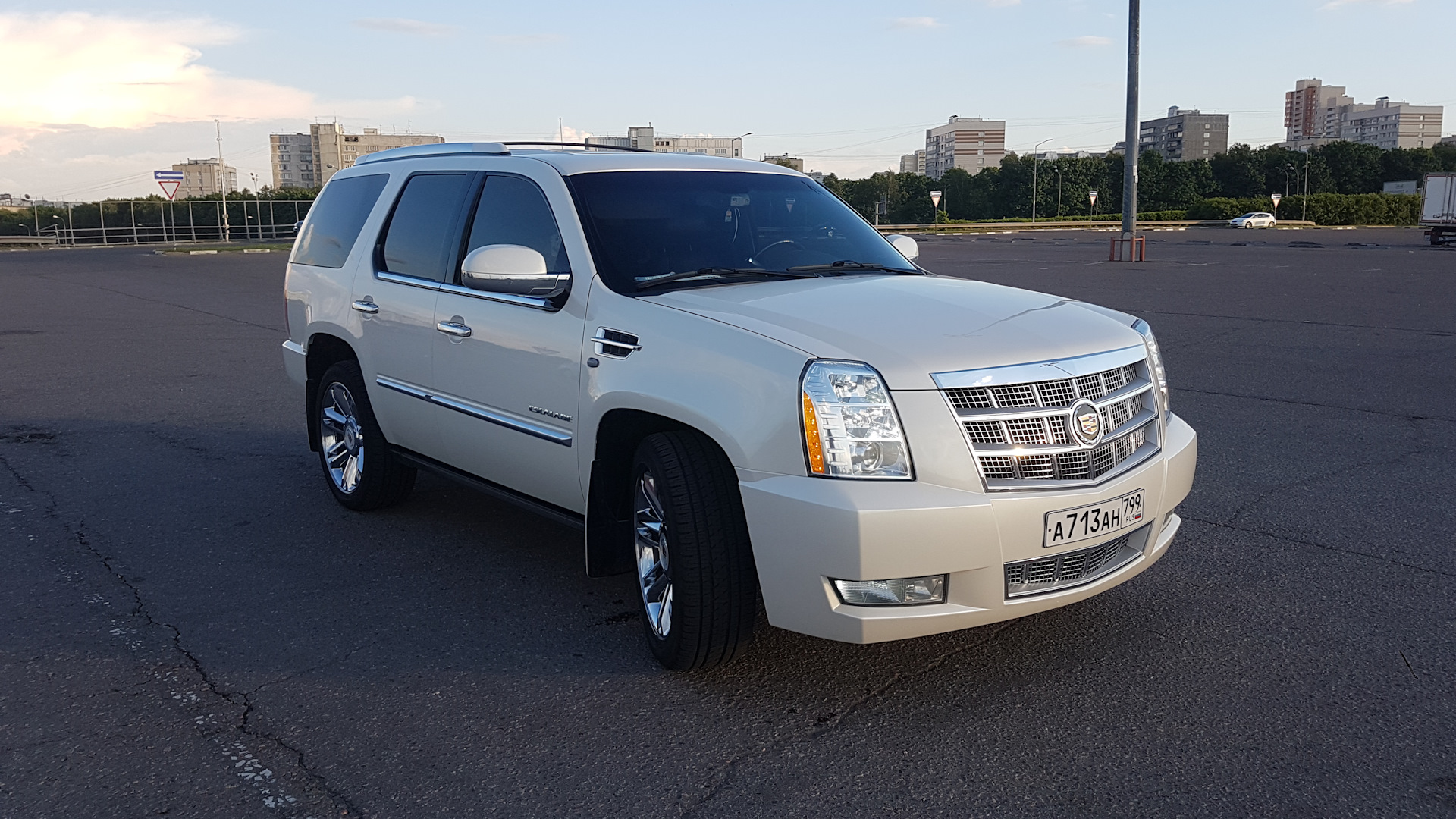 Максимальная скорость кадиллака. Кадиллак Эскалейд 3 белый. Escalade белый 713. Escalade белый в сопрано. Белый Escalade с белой решеткой.