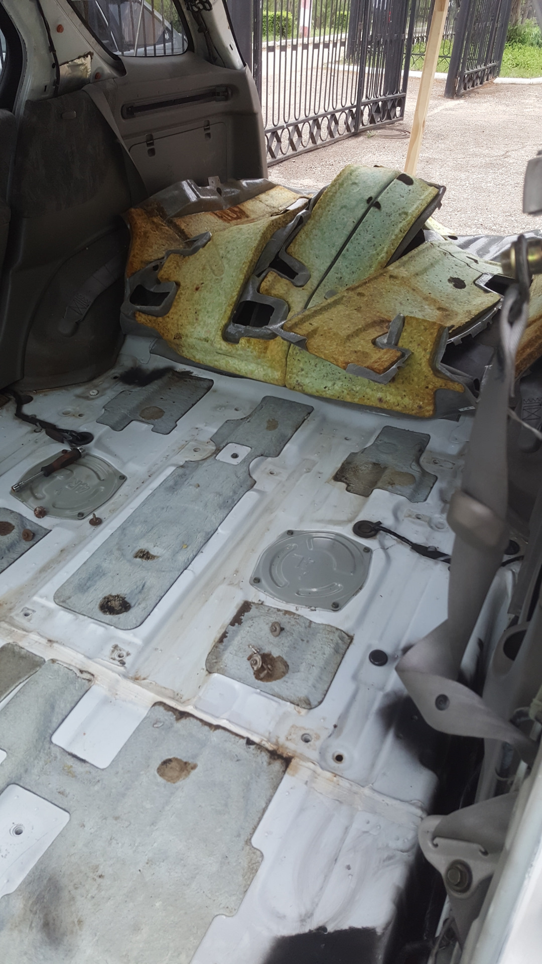 Коврик под груз во весь салон. — Lada Ларгус, 1,6 л, 2013 года | тюнинг ...