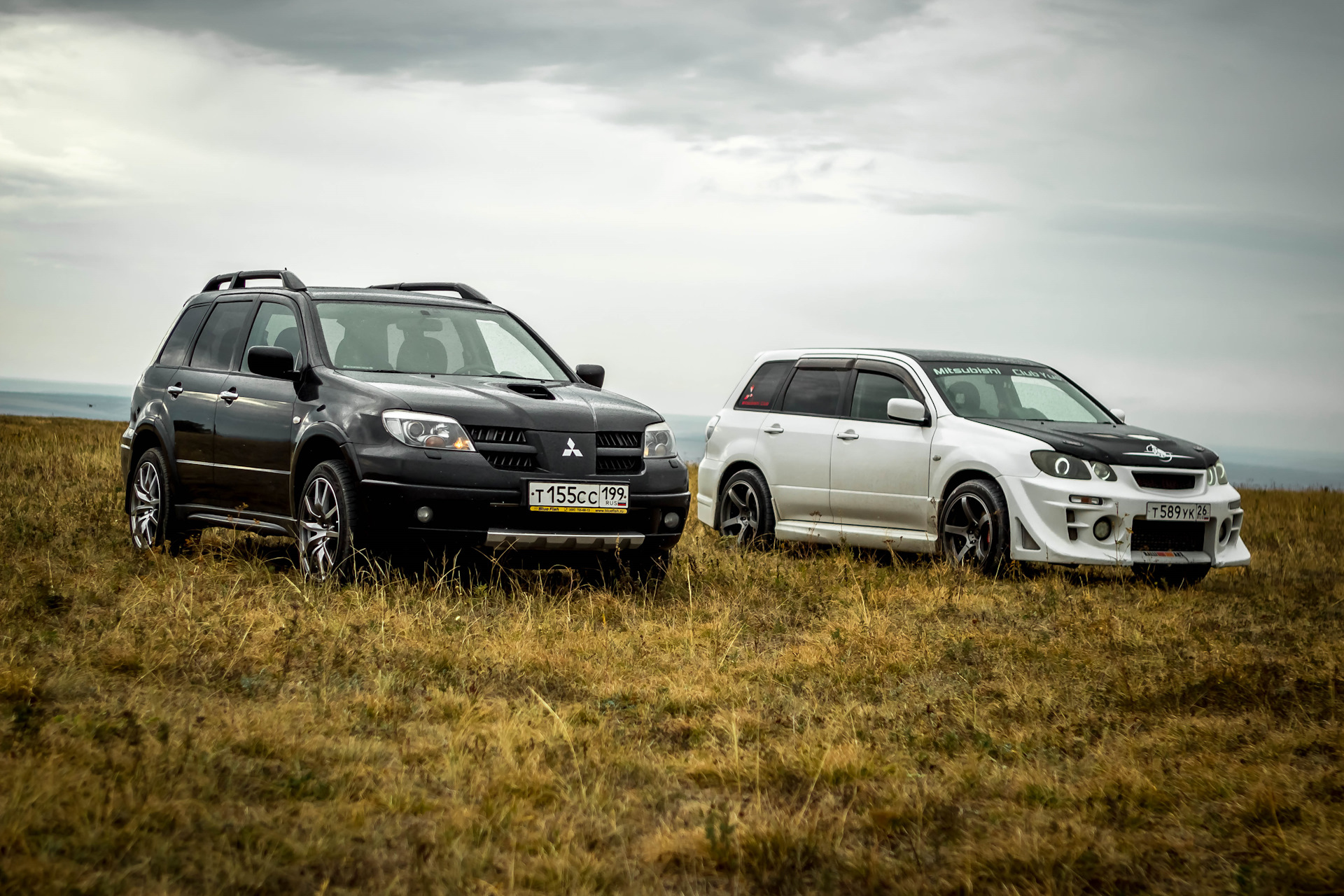 Митсубиси аутлендер сравнение. Mitsubishi Outlander 1. Аутлендер 1 поколения. Mitsubishi Outlander Airtrek. Митсубиси Аутлендер 1 поколения.