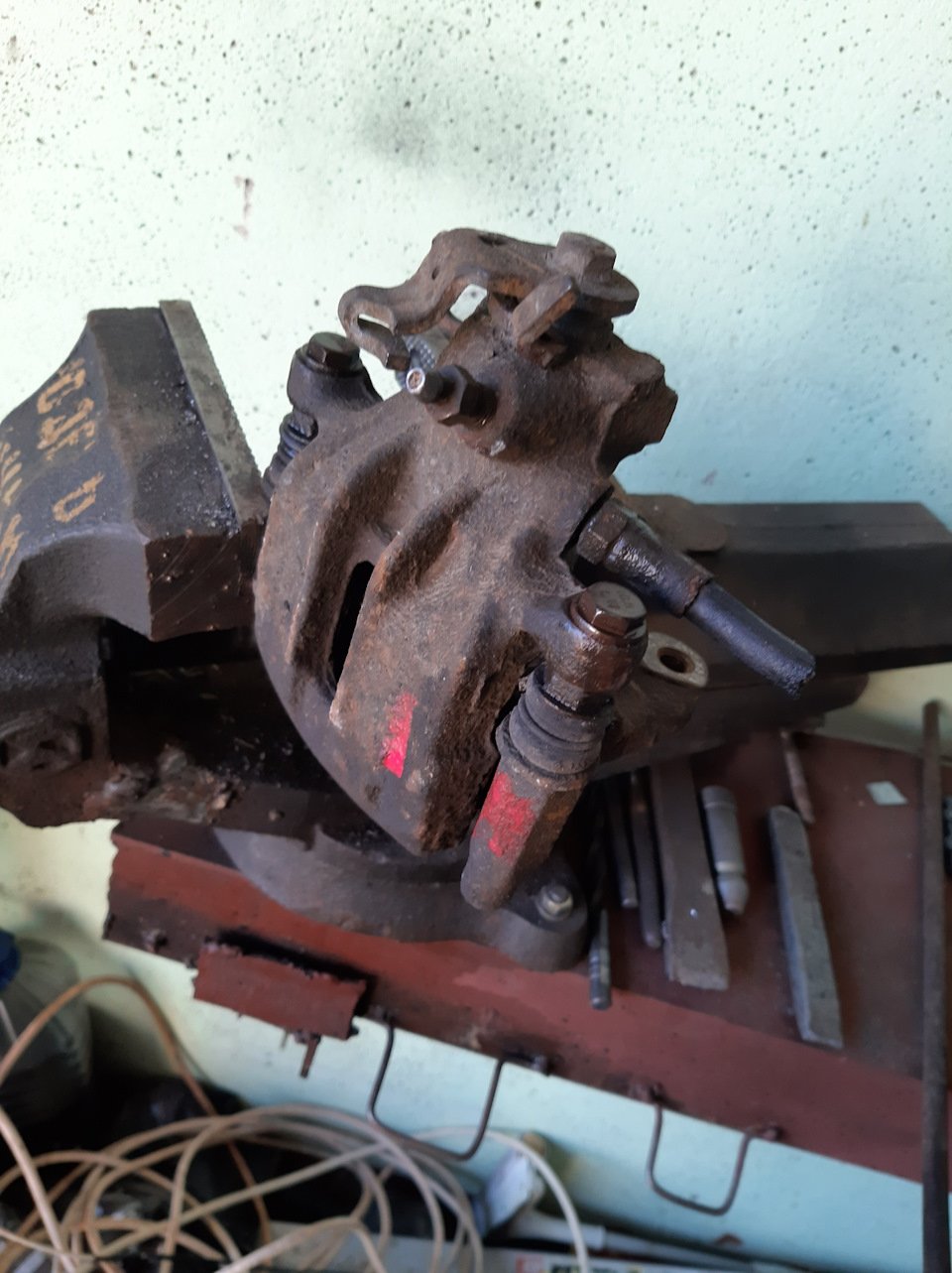 Замена заднего левого супорта Passat B4 ADY — Volkswagen Passat Variant ...