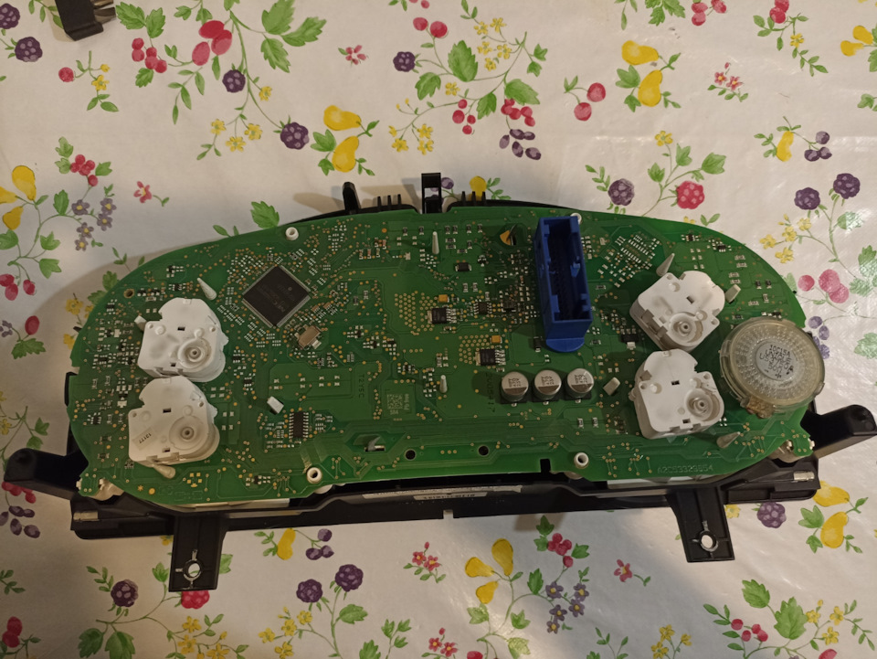 Русификация приборной панели, тест стрелок, перевод мили в км/ч ...