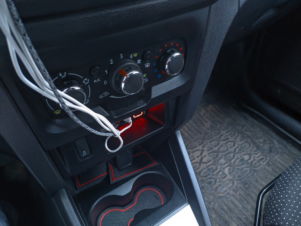 Из-за выпирания и подложки с лицевой стороны чуть видно свет снизу напрямую, но т.к. свет отличный — он светит, но не засвечивает глаза даже в темноте — Lada XRAY