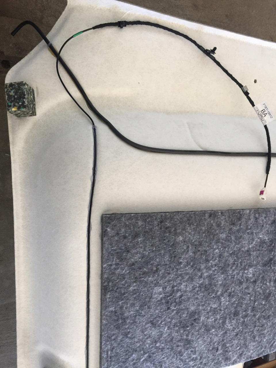 Задняя часть потолочной панели с проводом антенны — Ford Fiesta (Mk VI)