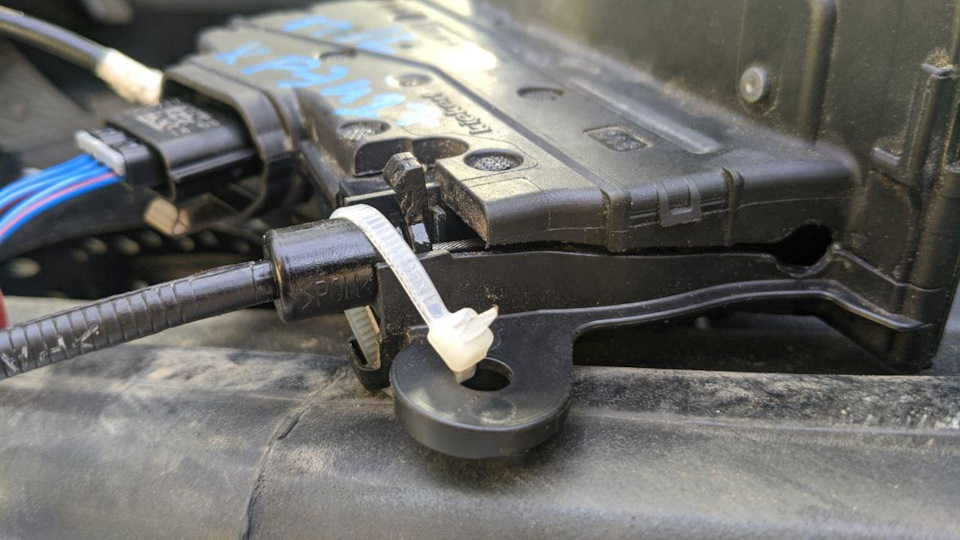 Первый раз поставил трос так, потом перевернул сделав отверстие в замке — Renault Fluence