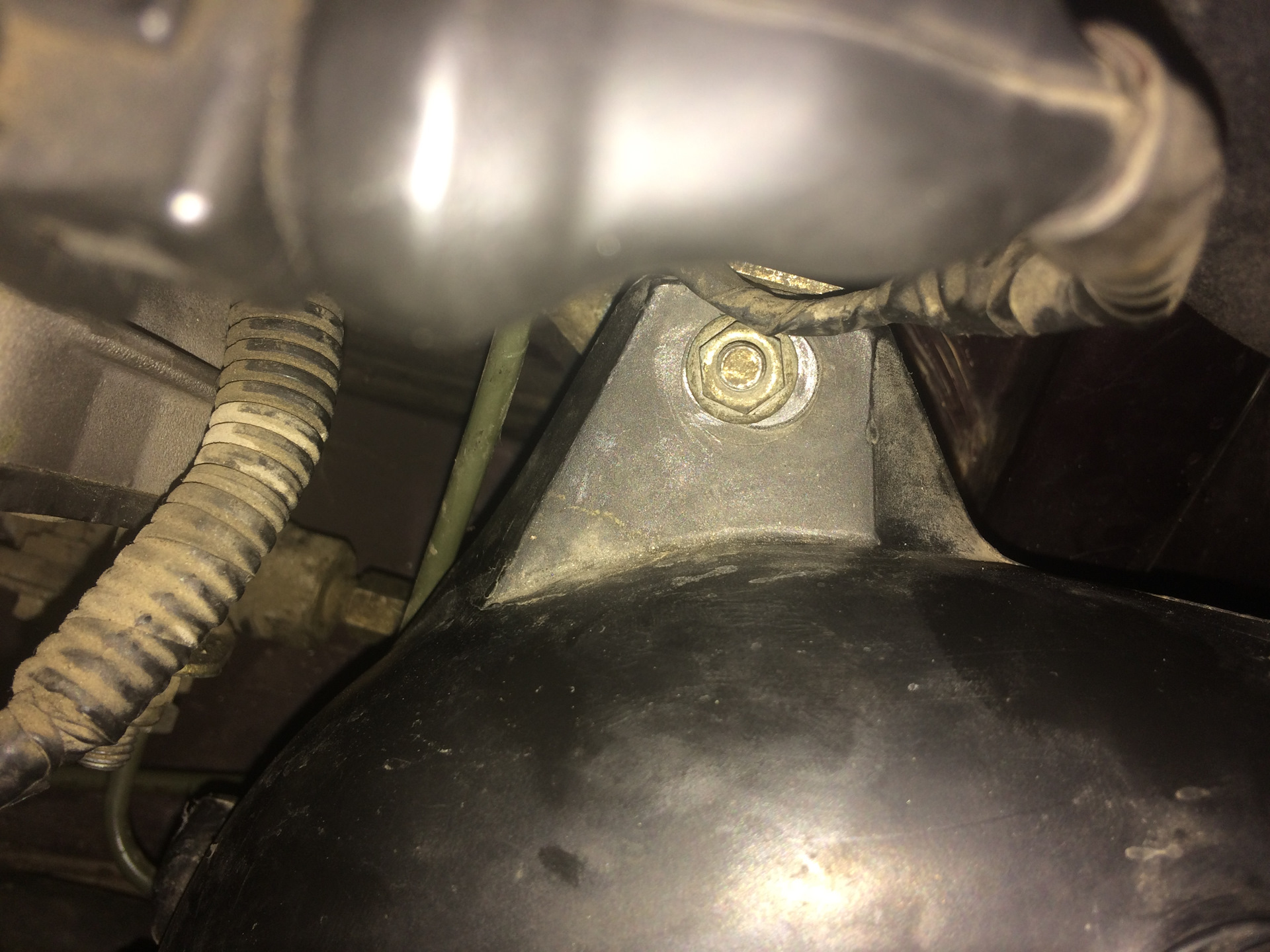 крепление корпуса воздушного фильтра и ДМРВ ягуар XJ40 — Jaguar XJ6 ...