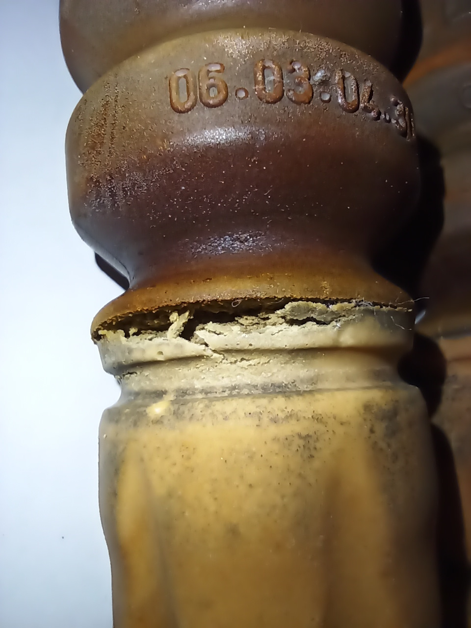 Надорванный левый отбойник заднего амортизатора — Ford Fiesta (Mk VI)