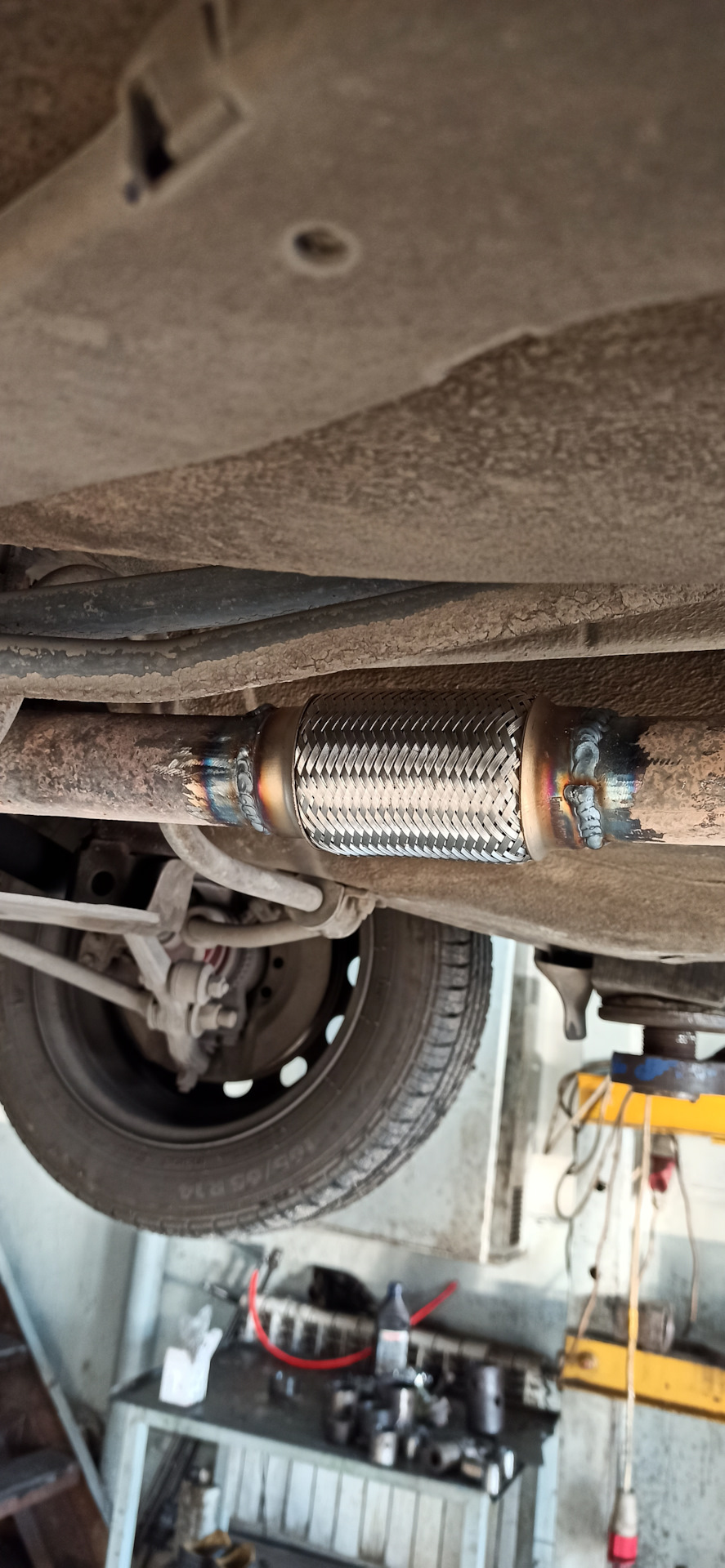 Замена гофры на глушителе. — LADA Калина универсал, 1,6 л., 2012 года ...