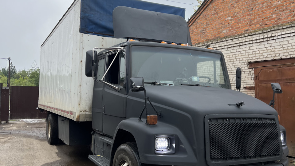 Freightliner FL70 Ночной призрак