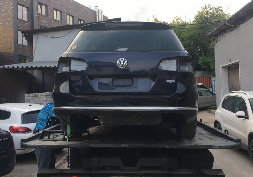 На эвакуаторе, едет в малярку — Volkswagen Passat Variant (B7)
