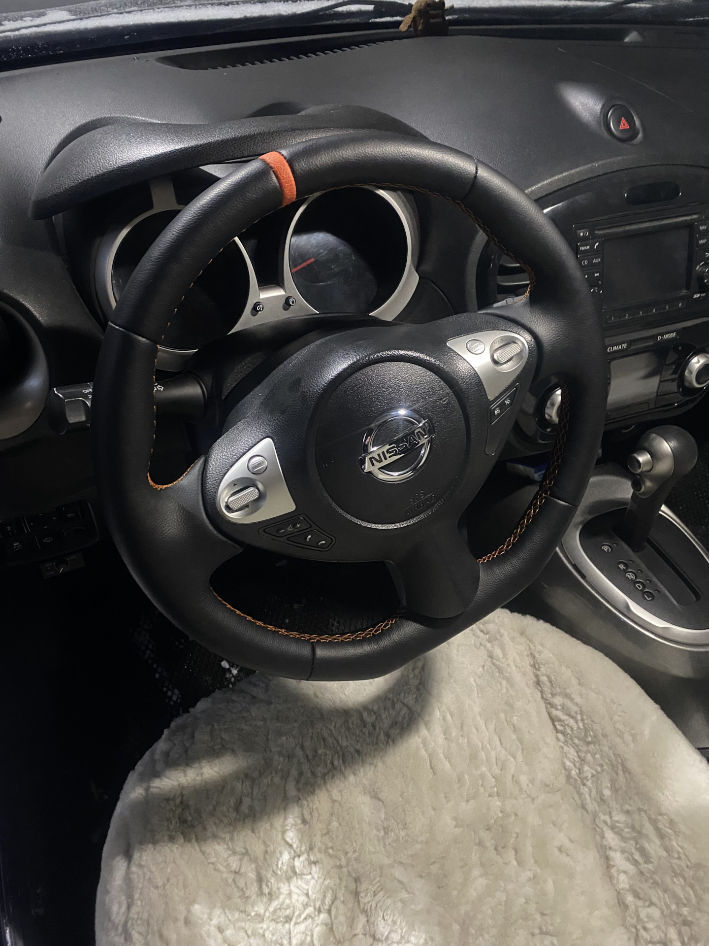 Руль nissan juke. Подогрев руля ниссан жук. Ниссан жук 2013 руль. Жук на руле. Кожаный салон nissan juke.