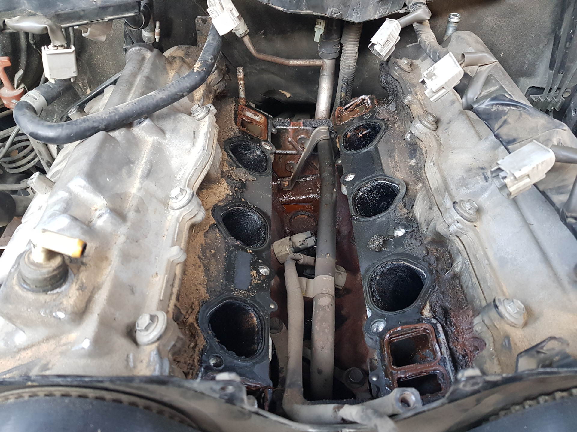 1mz-fe блок цилиндров. Заглушка масляного канала головки туарег 3. 8. Трубка в развале блока n62. Антифриз в развале.