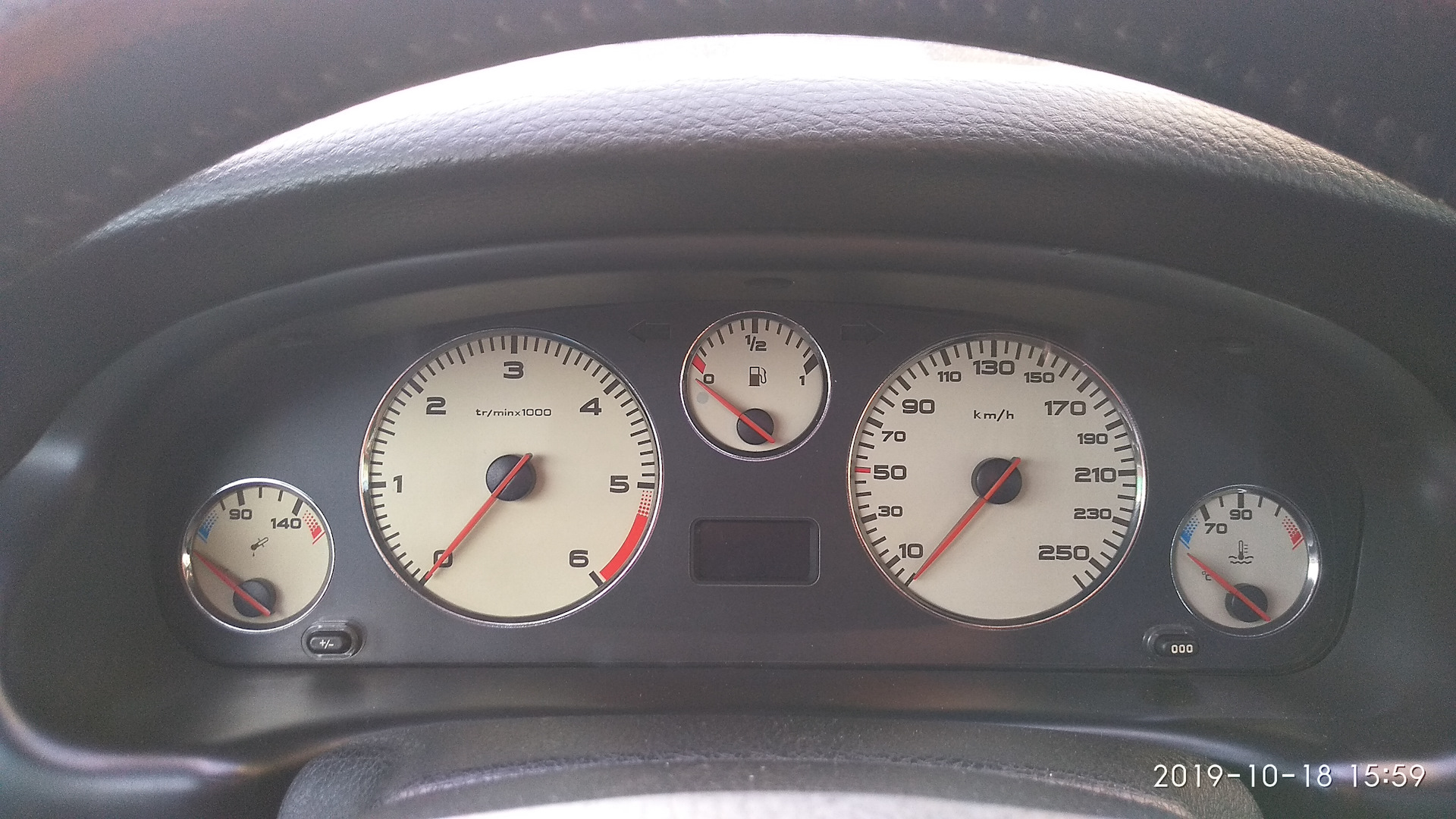 Приборная панель пежо 406. Панель Пежо 406. Комбинация приборов Пежо 406. Peugeot 406 панель приборов.