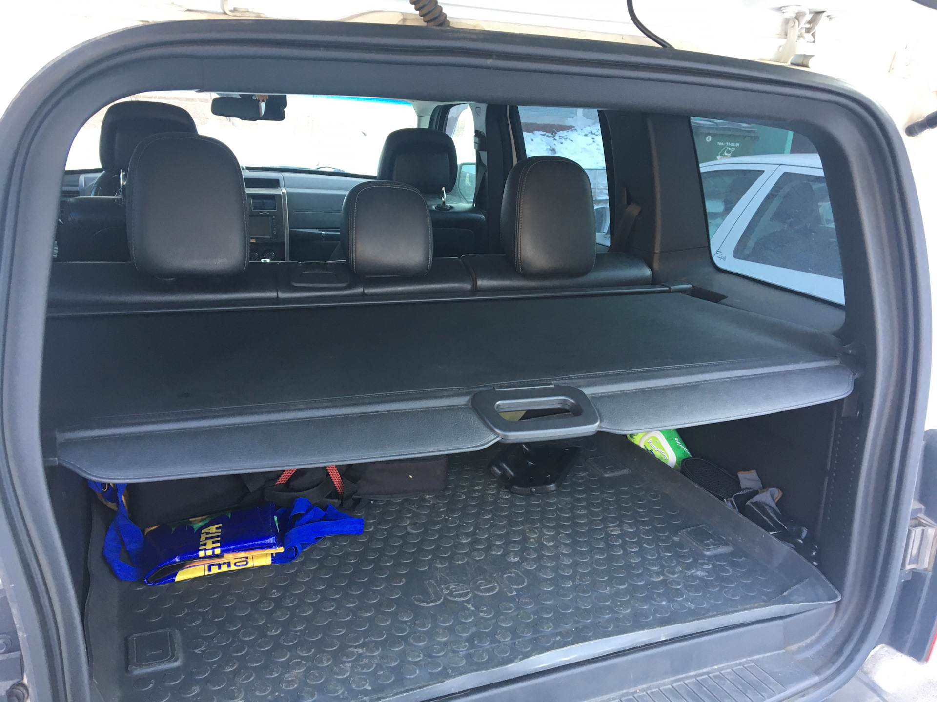 Размеры шторки багажника. Jeep Cherokee шторка багажника. Шторка багажника Jeep Grand Cherokee 2. Шторка багажника Jeep Compass 2. Шторка багажника джип компас 2018.