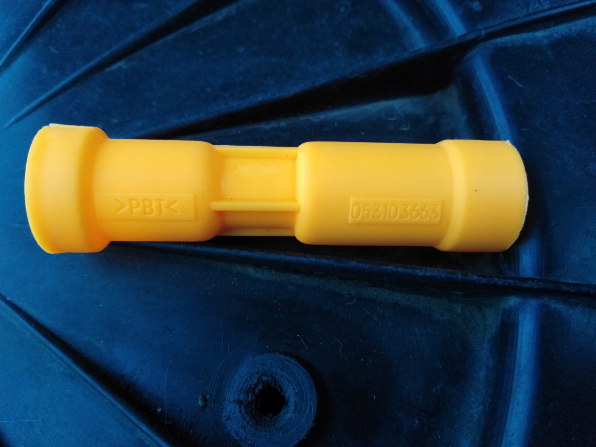 06f103663j vag направляющая масляного щупа. Направляющая масляного щупа. Трубка направляющая масляного щупа шкода а5. 06a103663b. Втулка масляного щупа ауди 100 2.