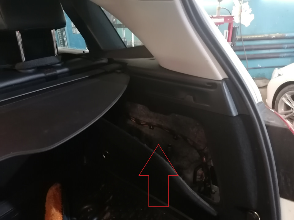 09. Przód: zamontuj wydłużone szpilki z zestawu — kontroluj równe osadzenie w gniazdach. — Mercedes B-Class W246/T246