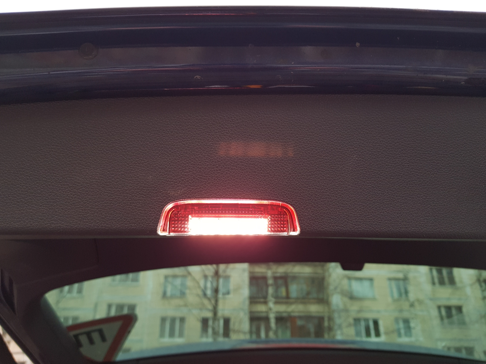 Подсветка двери багажника. Фонарь багажника Тигуан 2. Фонарь багажника Superb 2. Фонарик багажника VW Tiguan 2g. Тигуан фонарь освещения багажника.