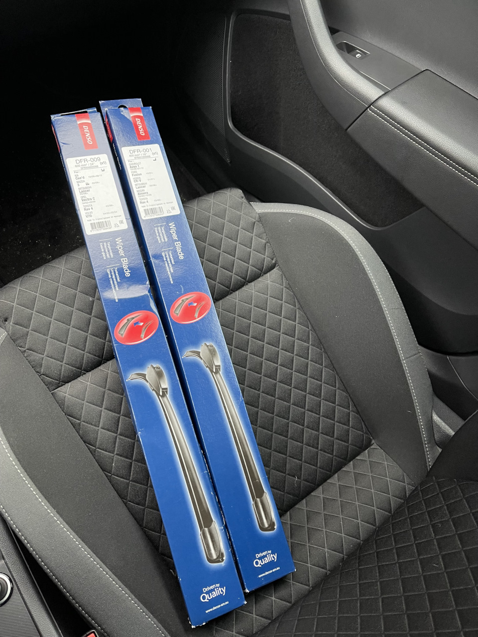 Зимой в конец выбесили гибридные дворники, были куплены бескаркасные Denso DFR-001 и DFR-009 за 1700р. — Skoda Rapid (1G). Запчасти на фото: DFR001, DFR009