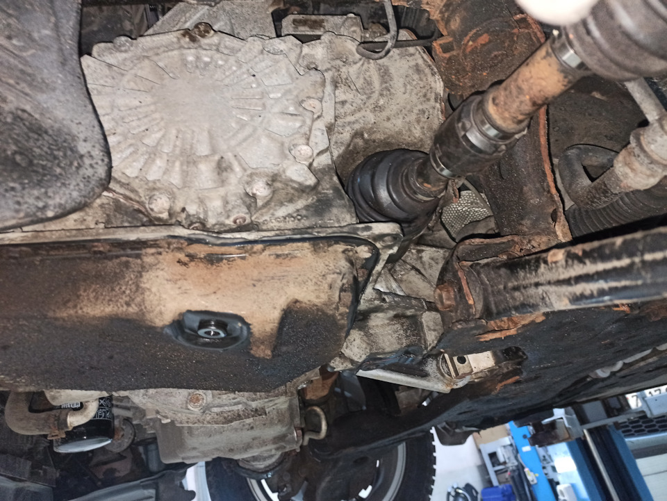 168. Замена сальника левого приводного вала (повторно) — Mazda 3 (2G ...