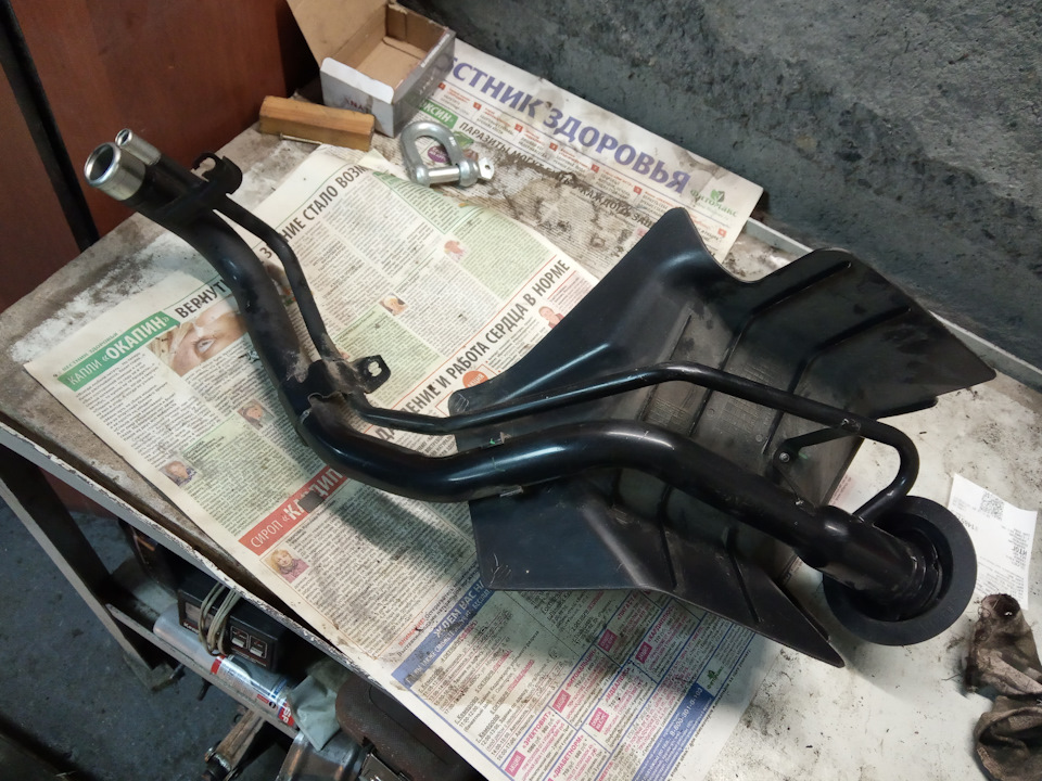 Замена горловины бензобака. — Mitsubishi Lancer X, 2 л, 2008 года ...