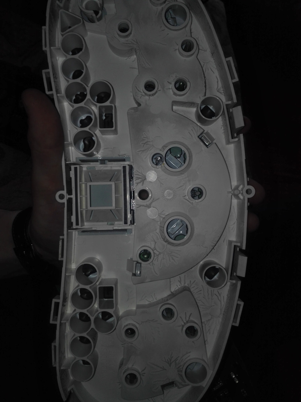 На обратной стороне красивые узоры из пыли)) видимо зимой образовались — Lada Приора хэтчбек