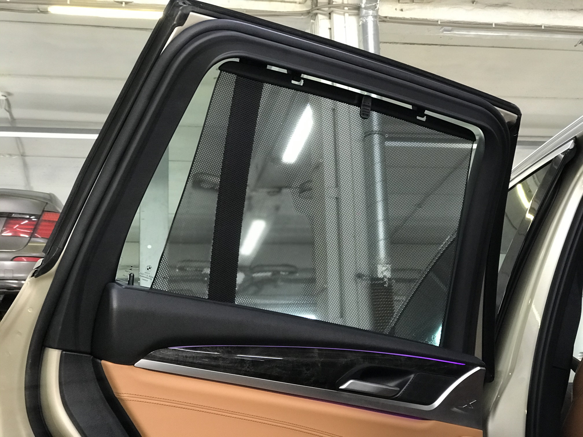 Установка шторок на стекла задних дверей BMW G01 — Quasar-auto на DRIVE2