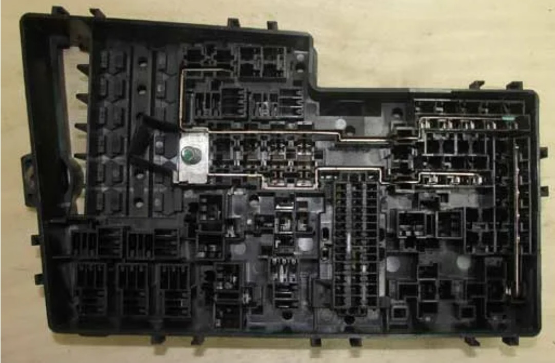Блок предохранителей форд 2. Форд фокус 2 плата блока предохранителей. Пин монтажного блока Форд фокус. Клемма предохранителя Форд фокус 2. Пин блока предохранителей Форд фокус.