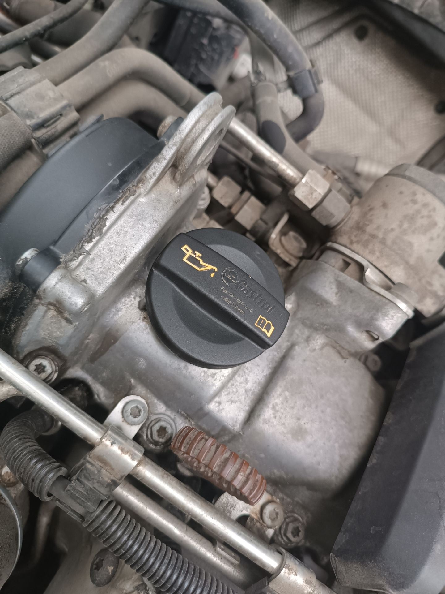150850 км. Прокладка маслозаливной горловины. — Volkswagen Golf Mk6, 1 ...