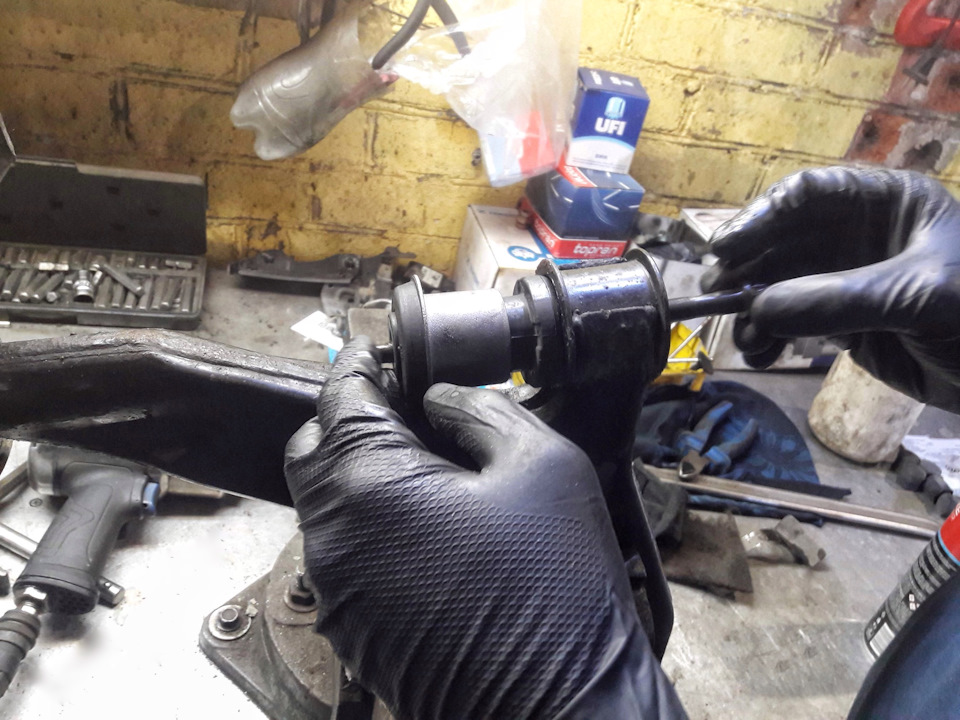 Кое как, с помощью нецензурной брани и какой-то смазки вкорячили его в рычаг ) — Ford Focus Hatchback III