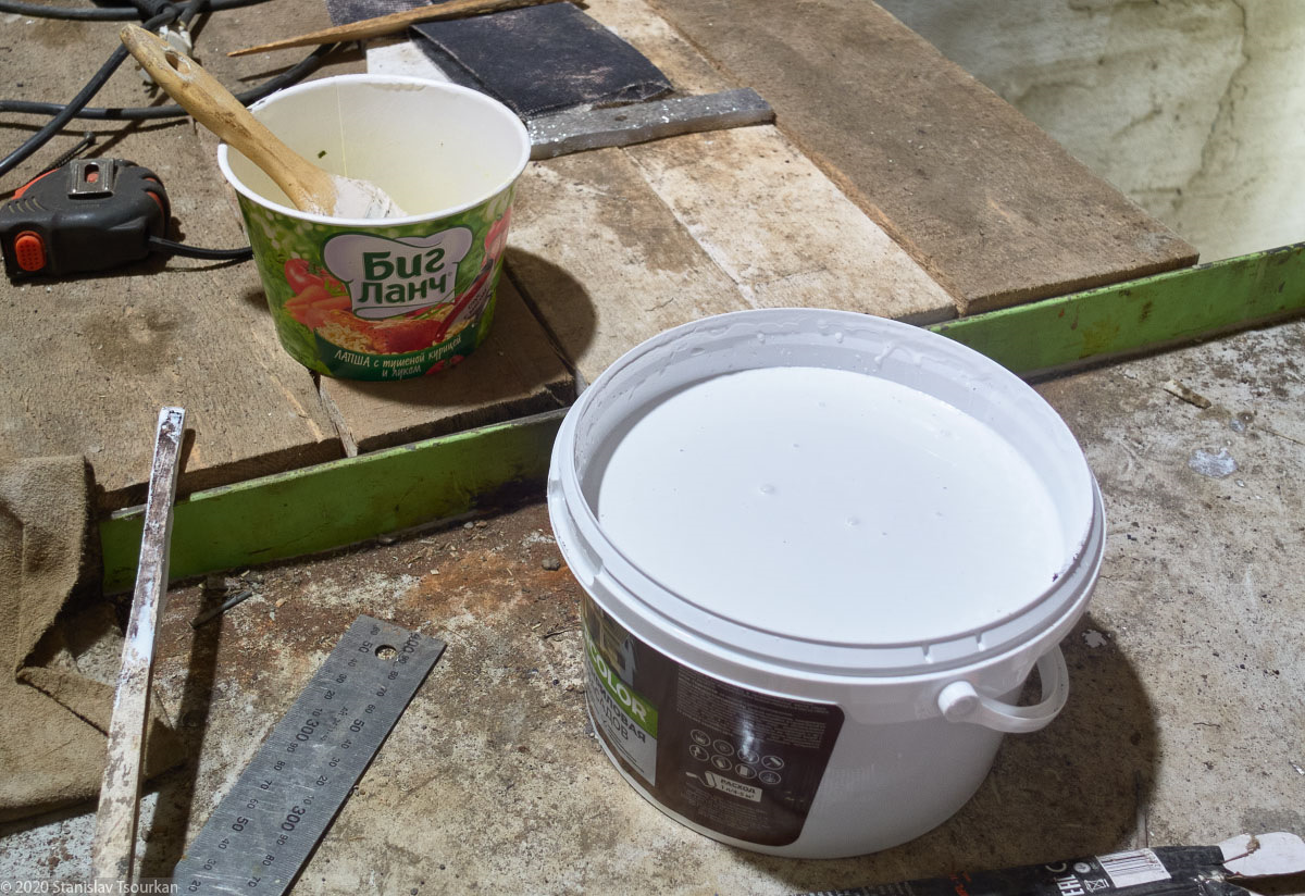 Известь гашеная для побелки. Мешаем краску с растворителем для дерева. Побелка деревьев. Садовая побелка для деревьев. Побелка стволов плодовых деревьев весной.