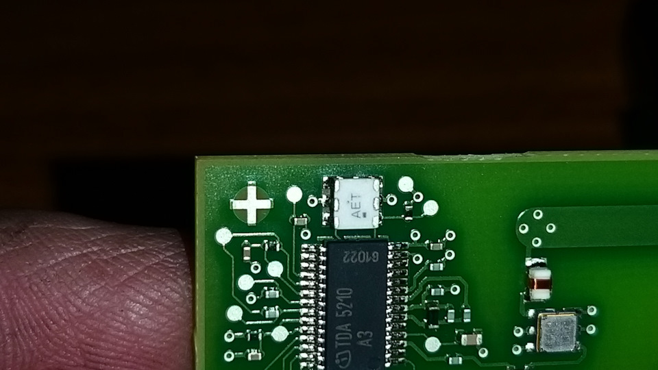 вот оно! мерский ход подлого ГМа ! фильтр который со временем деградирует и прибор глохнет фильтр это белая хня выше микросхемы. Экономисты сэкономили на схеме мальца и потому процесс умирания неизбежен. — Cadillac SRX (2G)