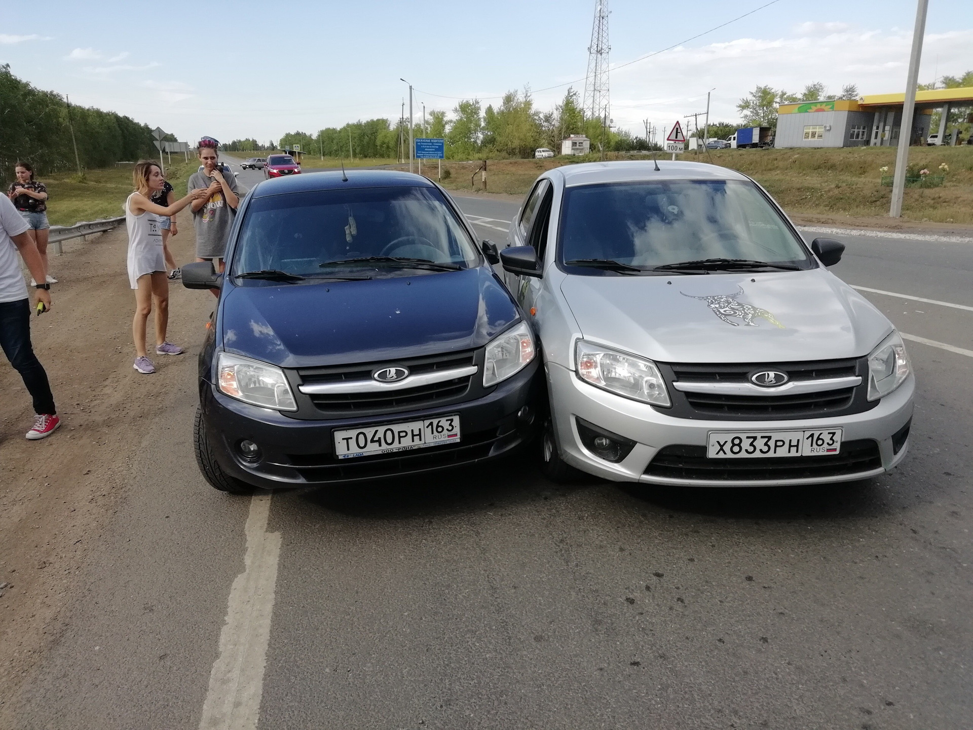 Пробеги самара. Такси Камышла. Машина серебристы Грант 8. Авария Камышла Самарская область 2015 год.