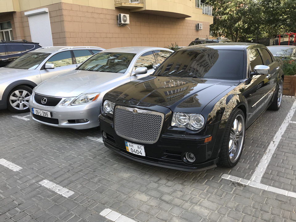 Chrysler 300c vs Bentley