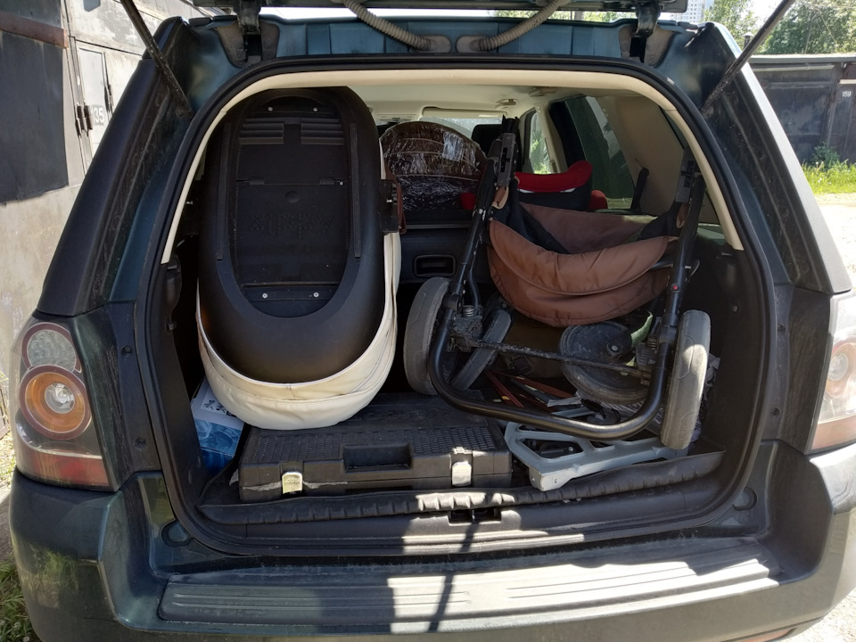 коляска в багажнике — Land Rover Freelander 2, 2,2 л, 2013 года ...