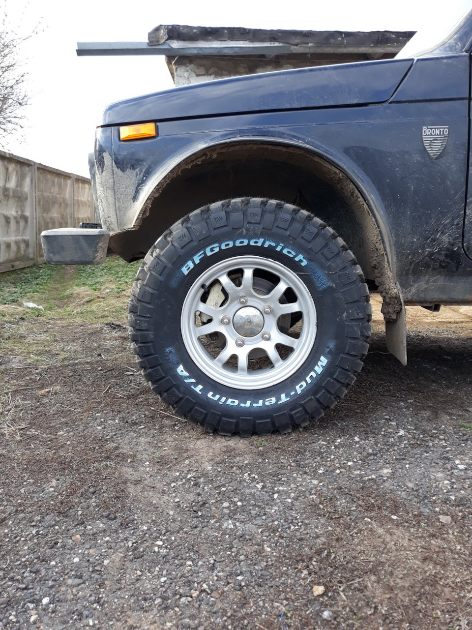 поставил BFGoodrich Mud Terrain T/A KM2 30x9,5x15 на Всмпо Нива — Lada 4x4  3D, 1,7 л, 2013 года | шины | DRIVE2