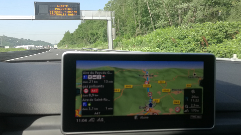 Скоростной предел был снижен на 20 кмч. Но! Подавляющее большинство автомобилистов попросту забило на эти ограничения здоровенный дизельный глушитель. Я пытался соблюдать правила, но обогнавшая меня фура стала последней каплей. — Audi A4 (B9)