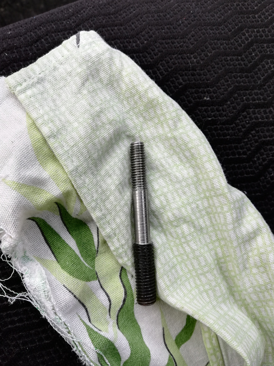 Шпилька натяжного ролика. — Volkswagen Golf Mk4, 1,4 л, 2001 года ...