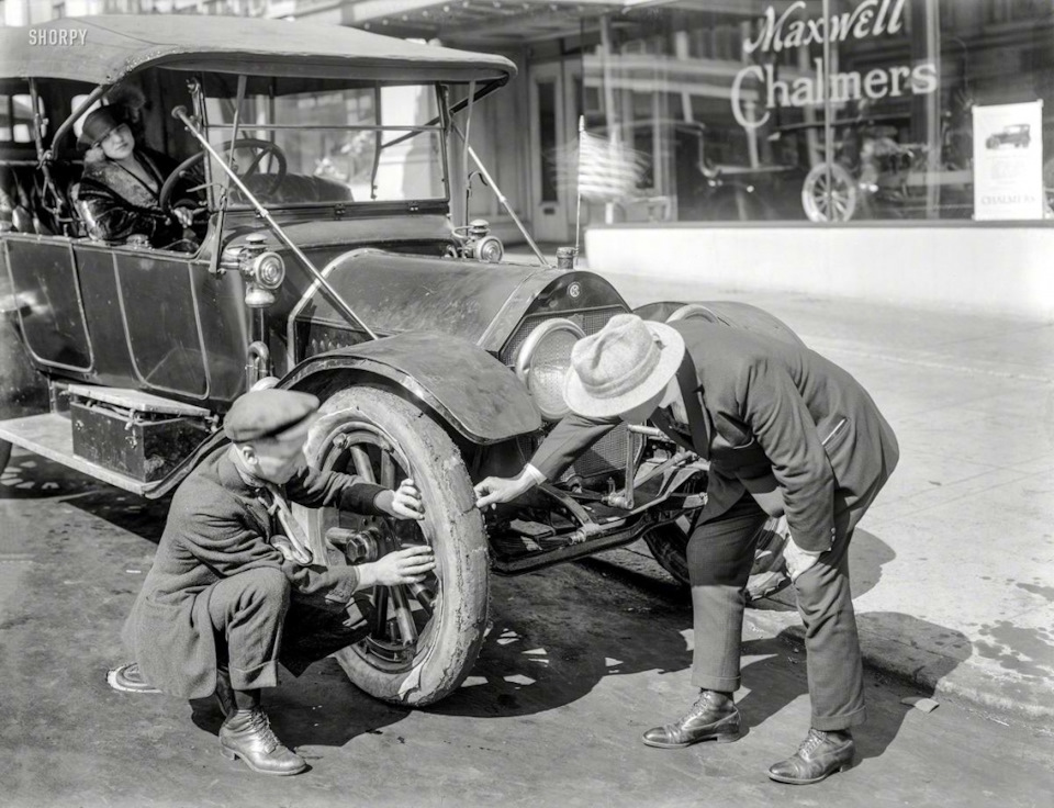 Техника 1900 года. Автомеханик 20 века. Автомобили 1920 годов. Автомобили 20 века. Машины прошлого.