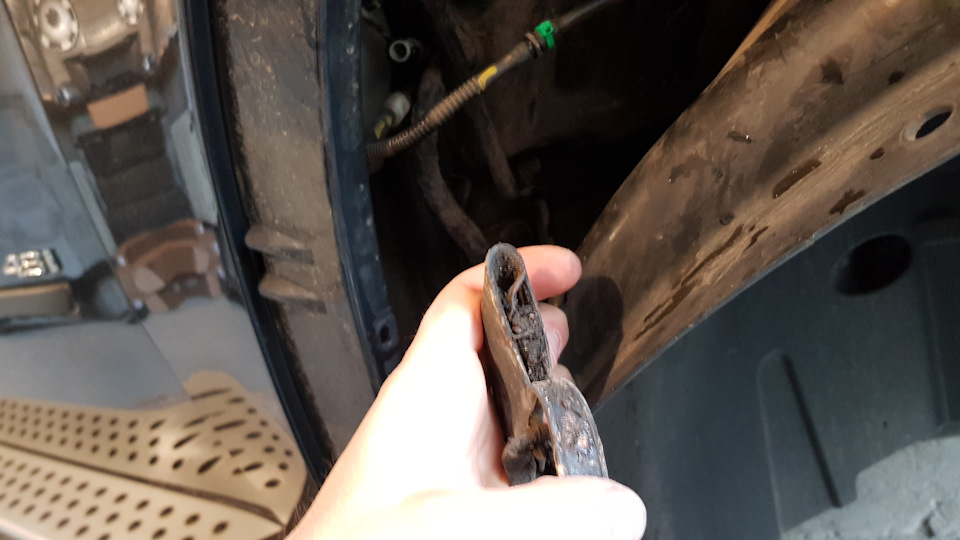 Маленький резиноый ублюдок приведёт к потопу в салоне, если от него не избавиться. — BMW X5 (E70)