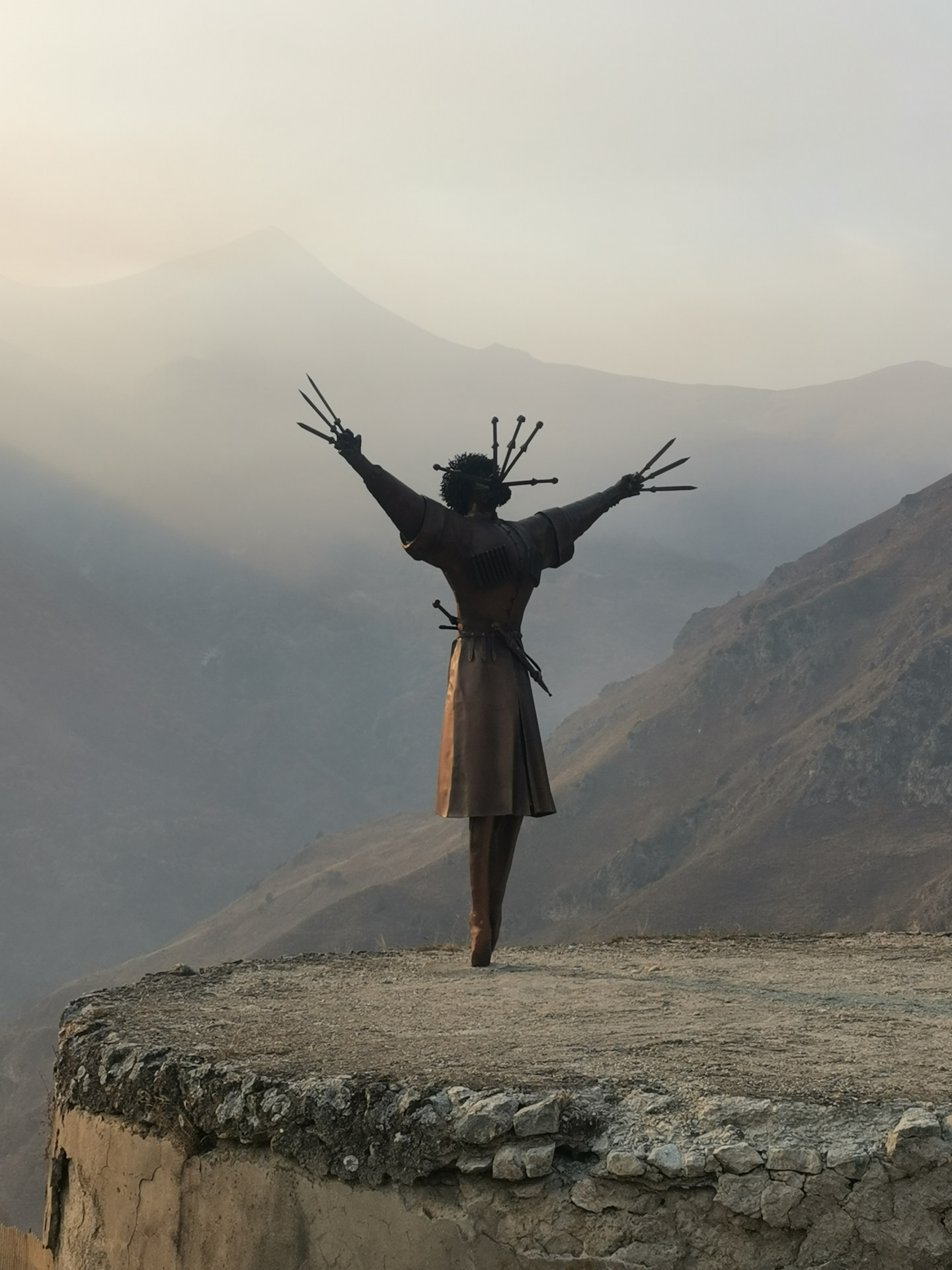 Памятник джигиту северная осетия. Арт объекты в северной осетии. Стрелы нарта сослана осетия. Арт объект æ в северной осетии. Арт объект зеркальный барс.