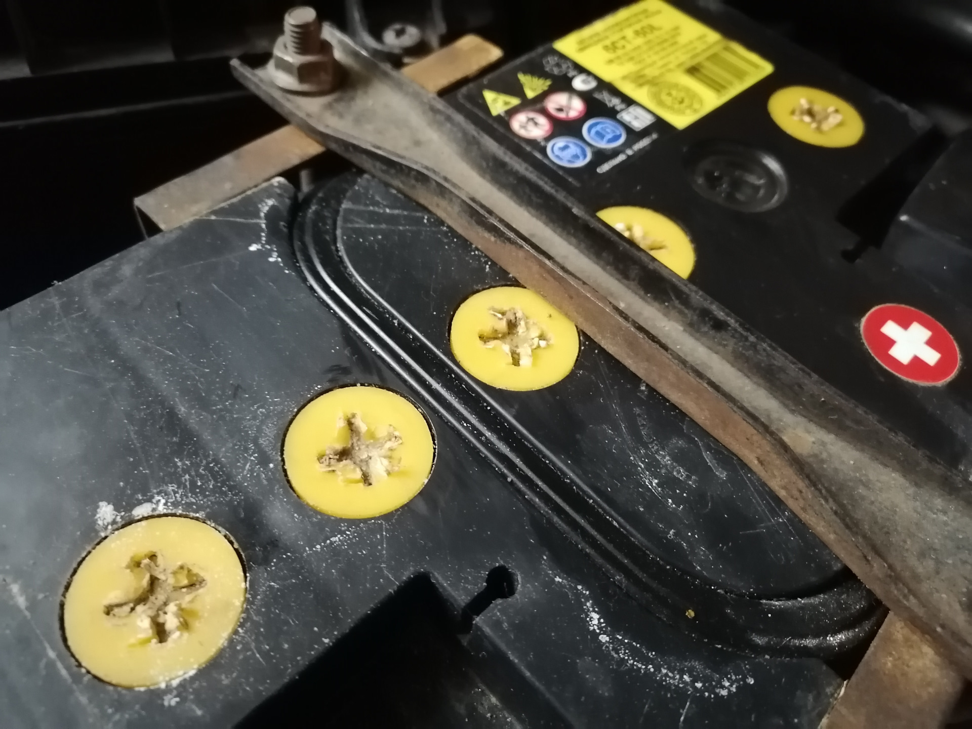 Замена пробок аккумулятора — Lada 21101, 1,6 л, 2005 года | поломка ...