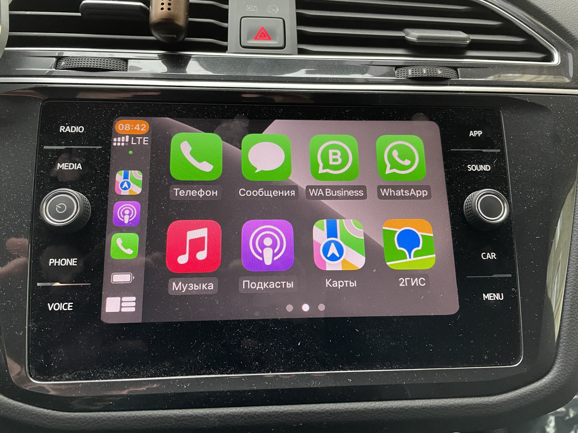 Магнитола tiguan 2. Беспроводной CARPLAY В Volkswagen Tiguan 2. Apple CARPLAY на Фольксваген Тигуан 2017. Флешка в магнитолу Тигуан 2. Какие устройства поддерживает CARPLAY Volkswagen Тигуан два.