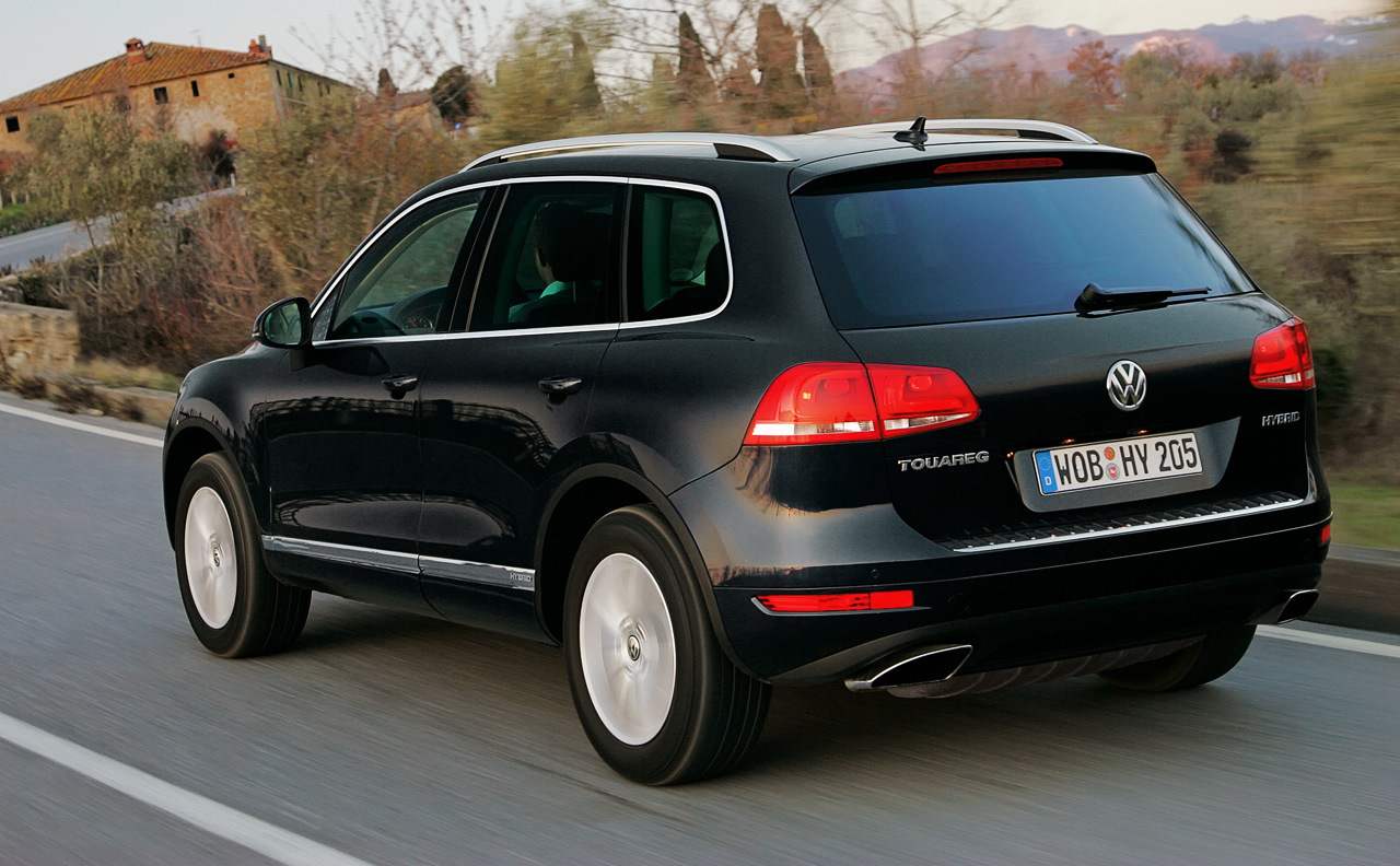 Черный VW Touareg 2011